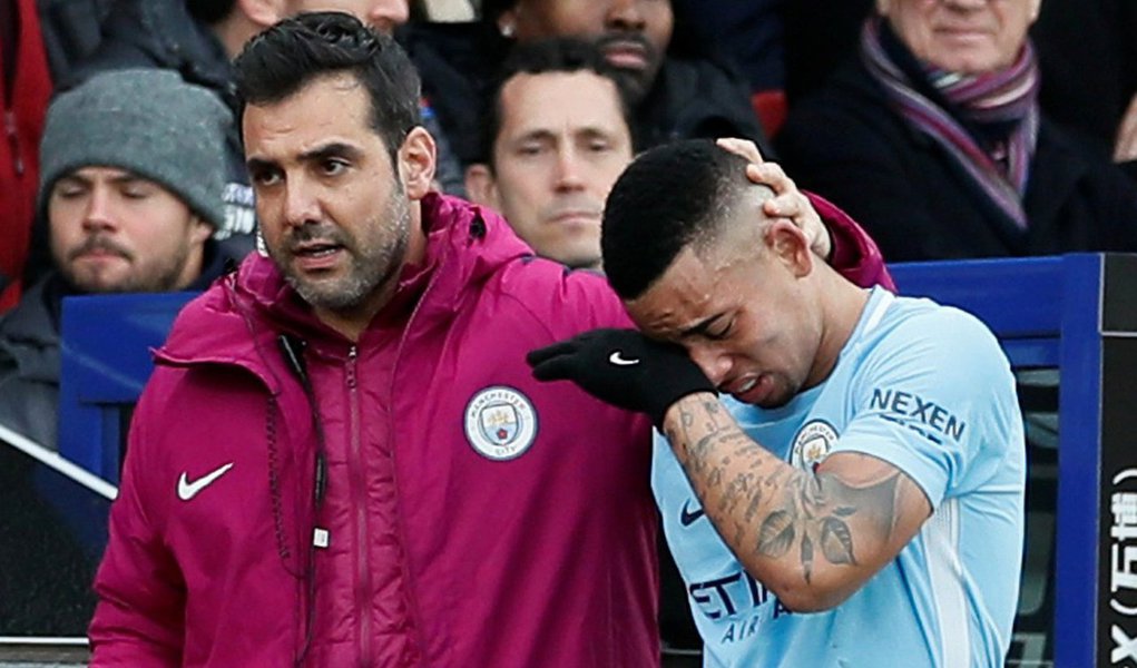 Atacante brasileiro do Manchester City, que sofreu uma lesão no pé em fevereiro que lhe deixou fora dos campos por diversos meses na temporada passada, estava claramente abalado quando saiu de campo com uma lesão na perna para ser substituído por Sergio Aguero, após 22 minutos na partida do Campeonato Inglês 