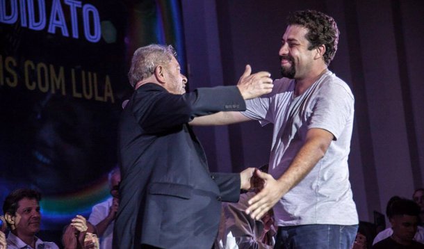 Líder do MTST e especulado como presidenciável do Psol, Guilherme Boulos foi ao ato em apoio ao ex-presidente Lula em São Paulo e TAMBÉM afirmou que o petista sofre uma perseguição judicial "infame" e merece todo apoio; "O lugar de quem é de esquerda, concorde ou não com Lula, é defender o seu direito de ser candidato"; Boulos acrescentou o "nosso dever democrático é tomar as ruas no dia 24"; "Não adianta a polícia do Alckmin dizer que não vamos fazer manifestação, porque nós vamos. Conte com o MTST"