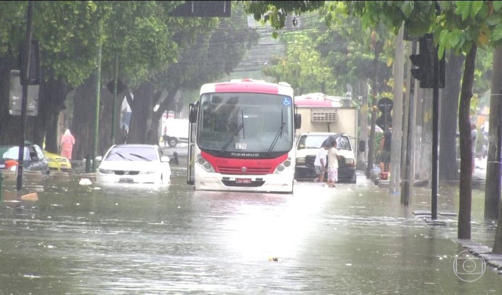 O Rio registra chuva intensa e está em estágio de atenção desde as 19h35 deste domingo (7); em apenas uma hora, entre 20h15 e 21h15, a estação pluviométrica da Barra/Barrinha, na zona oeste, registrou 50,6mm; de acordo com o boletim do Centro de Operações da Prefeitura do Rio (COR), as estações da Barra/Riocentro e Campo Grande, ambas na zona oeste, e da Penha, na zona norte da cidade, também acusaram em uma hora mais de 20% da chuva esperada para o mês