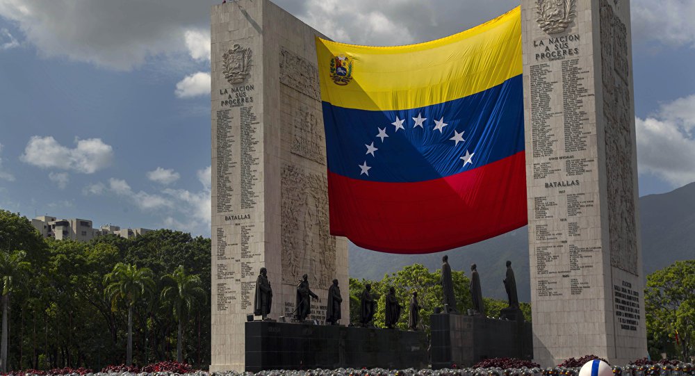 O ministro da Defesa da Venezuela, Vladimir Padrino López, declarou que as sanções do governo dos EUA contra os militares venezuelanos não conseguem intimidar a honra da Força Armada Nacional Bolivariana; Padrino López descreveu como "ligeiros e aberrantes" os comentários da porta-voz do Departamento de Estado dos EUA, Heather Nauert, na qual indicou que os funcionários venezuelanos podem evitar sanções ao cumprir o estado de direito