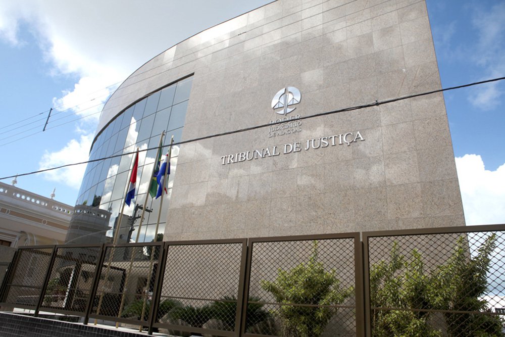 Com base nos dados publicados no Portal da Transparência, no mês de dezembro de 2017, quando normalmente o trabalhador recebe algumas gratificações e a parcela do 13º salário, vários magistrados alagoanos receberam salário líquido de mais de R$ 150 mil; levantamento feito com dados disponibilizados pelo Conselho Nacional de Justiça (CNJ) mostra que 55% dos juízes alagoanos ficaram acima do teto constitucional
