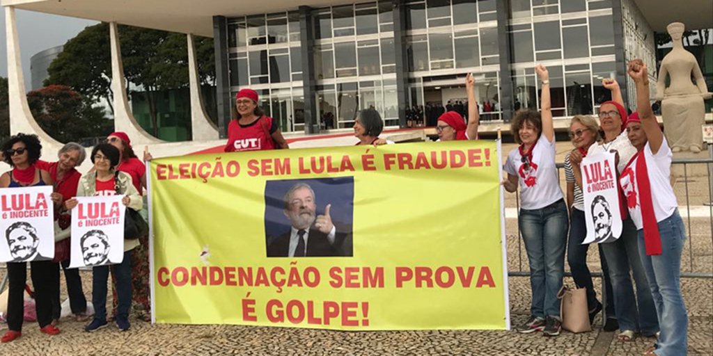 Um grupo de mulheres fizeram uma manifestação em frente do STF contra a condenação sem provas do ex-presidente Lula pelo TRF4, sediado em Porto Alegre; segundo o manifesto das “Mulheres Com Lula”, tem havido uma recorrente violação do Estado Democrático de Direito, com ações arbitrárias praticadas contra  Lula e sua família; “Protestamos conscientes de não haver qualquer prova de cometimento de crime pelo ex-presidente, mas apenas iniciativas precárias e recorrentes de obter sua condenação a qualquer custo”, diz o texto.