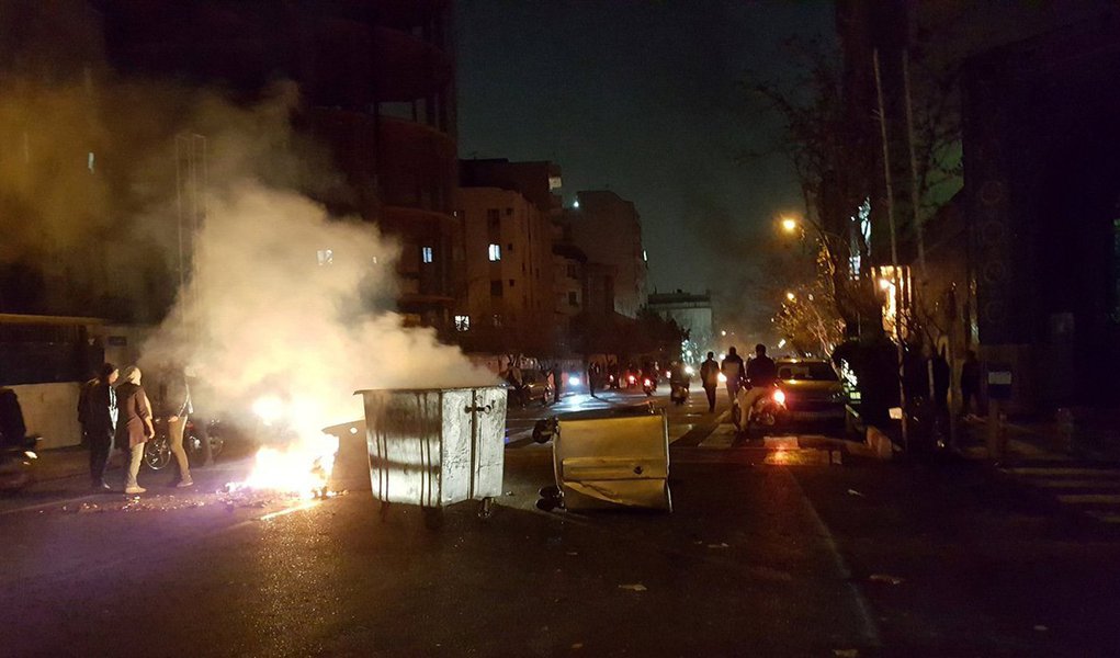 Manifestante disparou e matou um policial durante manifestações no Irã, informou a polícia nesta segunda-feira, a primeira fatalidade relatada entre as forças de segurança que tentam conter os protestos que desafiam a liderança religiosa do país; manifestações continuaram pelo quinto dia, depois de 13 pessoas serem mortas no domingo na pior onda de protestos desde 2009; assassinato do policial aconteceu quando um manifestante abriu fogo com um rifle de caça na cidade central de Najafabad