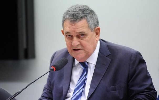 Com o objetivo de proibir qualquer tramitação de emenda constitucional na Câmara e no Senado enquanto estiver em vigor a intervenção federal no Rio de Janeiro, o deputado Arnaldo Faria de Sá (PTB-SP) e o senador Paulo Paim (PT-RS) entraram, no domingo (18), com liminar no STF; a ação é motivada após pronunciamento de Michel Temer na exta-feira (16), quando anunciou que poderia suspender  a intervenção para pôr em votação a “reforma da Previdência