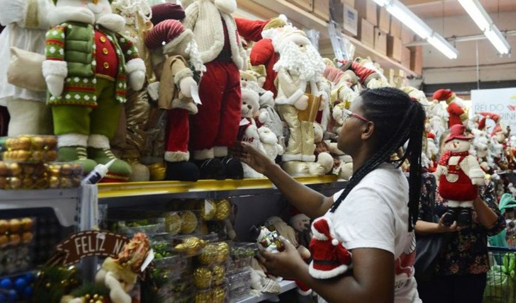 As vendas em shoppings centers de todo o país tiveram crescimento nominal (sem considerar a inflação) de 6% neste período do Natal, na comparação com o período ano anterior, segundo levantamento da Associação Brasileira de Lojistas de Shopping (Alshop) divulgada na capital paulista; o faturamento estimado, que levou em conta o mês de dezembro, foi de R$ 51,2 bilhões
