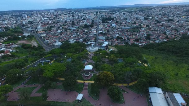 O Atlas da Violência 2017 - estudo realizado pelo Instituto de Pesquisa Econômica Aplicada (Ipea) - aponta dois municípios mineiros entre os dez mais pacíficos do Brasil; Araxá, no Território Triângulo Sul, é o quinto colocado com 6 homicídios/100 mil habitantes, enquanto Conselheiro Lafaiete, no Território Vertentes,  aparece na nona colocação, taxa de 8 mortes violentas/100 mil habitantes