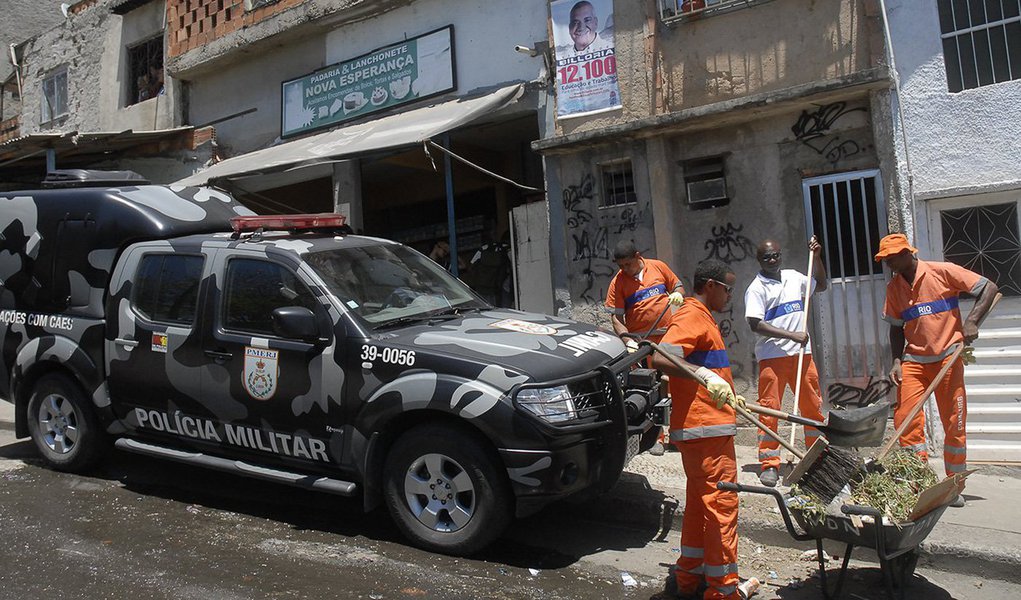 Um policial militar foi baleado no início da manhã de hoje (1º) na comunidade do Jacarezinho, na zona norte do Rio de Janeiro; ainda não identificado pela Polícia Militar, o agente foi encaminhado para o Hospital Municipal Salgado Filho, no Méier, e passa bem