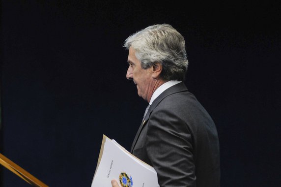 Em discurso na Tribuna, o senador Fernando Collor de Mello (PTC/AL) apresentou as diretrizes de sua pré-candidatura à Presidência da República e defendeu que é chegado o momento de o extremismo se afastar de vez da política brasileira, fazendo renascer na população o sentimento de esperança e de otimismo em um Brasil melhor; Collor também afirmou que a sua pré-candidatura é a retomada de uma missão pelo país, com novo acordo com a sociedade; "Isso só será possível com planejamento e com sólido programa social que seja tecnicamente recomendável, politicamente viável e socialmente aceito”, disse