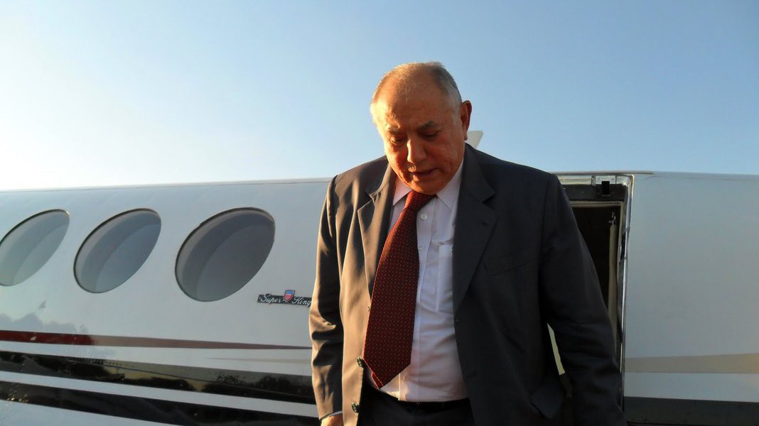 Em nota à imprensa divulgada nesta segunda-feira (29), o ex-governador Siqueira Campos respondeu sobre a possibilidade de uma aliança com o governador Marcelo Miranda; o atual governador, após a reunião da Executiva do MDB estadual afirmou que disputará a reeleição; Siqueira Campos também refutou uma aliança com o prefeito de Palmas, Carlos Amastha