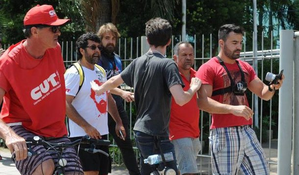 O youtubber Arthur do Val, do canal "Mamãe Falei", foi expulso do acampamento montado pelos apoiadores do ex-presidente Luiz Inácio Lula da Silva, no Anfiteatro Pôr do Sol, na tarde desta quarta-feira (24), em Porto Alegre;  integrante do Movimento Brasil Livre (MBL), Val gravou um vídeo apresentando os argumentos pelos quais é favorável à condenação de Lula e foi cercado pelos manifestantes, que pediram que ele deixasse o local