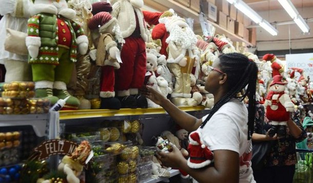 As vendas em shoppings centers de todo o país tiveram crescimento nominal (sem considerar a inflação) de 6% neste período do Natal, na comparação com o período ano anterior, segundo levantamento da Associação Brasileira de Lojistas de Shopping (Alshop) divulgada na capital paulista; o faturamento estimado, que levou em conta o mês de dezembro, foi de R$ 51,2 bilhões