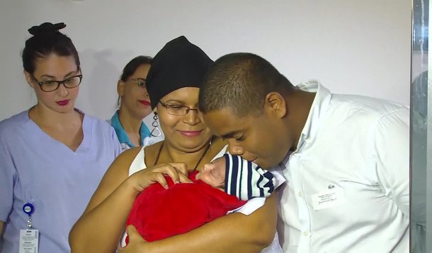 A estudante universitária Larisse Isídio da Silva, de 21 anos, baleada durante um assalto na praia da Reserva, Recreio dos Bandeirantes, na zona oeste do Rio; na ocasião, um PM de folga foi assaltado por uma dupla, na areia da praia; no outro caso, na Baixada Fluminense (RJ), o recém nascido Antônio, ficou internado há 23 dias após a mãe Michelle Ramos Nascimento, 33 anos, ter sido submetida a uma cesariana de emergência depois de ser atingida na cabeça em uma tentativa de assalto