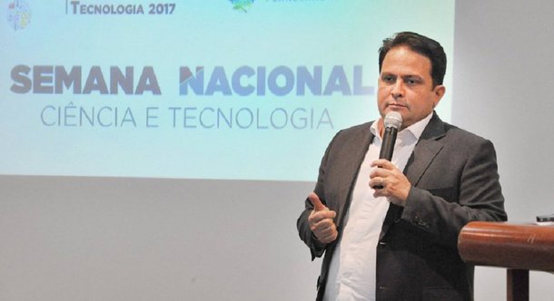 Depois de um ano como prefeito de Anápolis, Roberto Naves (PTB) afirma que a sua gestão “superou expectativas”, dada a quantidade de dívidas que herdou da administração anterior; “Só nós é que sabemos o que foi chegar ao dia 15 de cada mês com pouco dinheiro para pagar o salário dos servidores”, relembra Naves; devido às circunstâncias que enfrentou, petebista acredita que o saldo de 2017 é bastante positivo; o prefeito diz também que as reclamações que fez ao governo semanas atrás surtiram efeito, porque as obras que o Estado realiza no município voltaram a ser realizadas no ritmo que a população espera