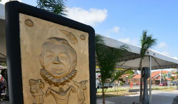 O carnavalesco e artista plástico maranhense João Clemente Jorge Trinta – o Joãosinho Trinta, foi homenageado com a inauguração de uma praça que leva o seu nome e integra o conjunto de equipamentos que vão comportar o Complexo Ferroviário da RFFSA, no centro de São Luís; “O Joãosinho Trinta fez a trajetória profissional dele no Rio de Janeiro. Mas tenho certeza de que o Maranhão sempre esteve presente na sua memória. Ao dar o nome dele a este espaço nós fazemos uma homenagem simbólica a todos os artistas do Carnaval”, afirmou o governador Flávio Dino PCdoB)