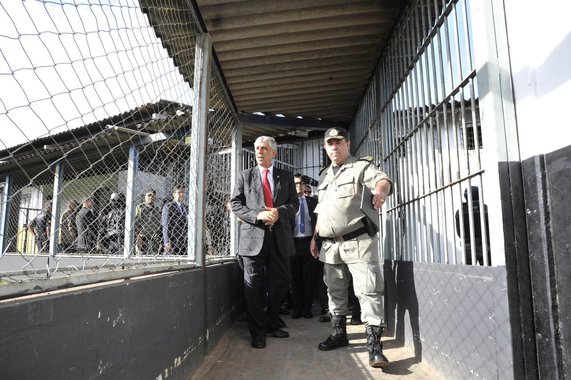 A mais alta autoridade do Poder Judiciário de Goiás, o presidente do Tribunal de Justiça, Gilberto Marques, concorda com a defesa do governador Marconi Perillo de que a crise no sistema prisional brasileiro só caminhará para a solução se a União assumir sua efetiva responsabilidade para com o setor; “Apesar de ser incumbência do Governo Estadual, não podemos culpá-lo. É uma responsabilidade que deveria ser da União, que tem força e recursos para assumir o sistema prisional. O Estado não tem condições de assumir sozinho esse papel”, disse o presidente do TJ