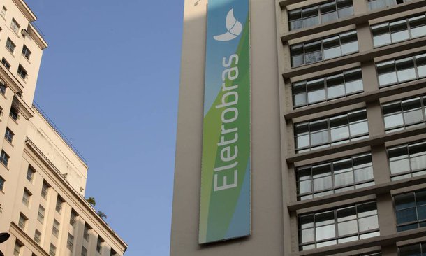 Cloviomar Caranine, economista do Dieese, diz que há uma ofensiva das empresas sobre setores públicos, decorrente do excesso de liquidez financeira, uma busca do setor privado em converter dinheiro em bens; a busca por empresas públicas, segundo Caranine, tem uma razão óbvia: elas são lucrativas; entre 2002 e 2016, as empresas públicas federais retornaram em média R$ 19 bilhões ao ano em dividendos, desfazendo o mito que a iniciativa privada seja mais eficiente