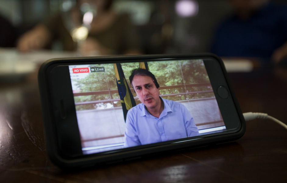 Em bate-papo com internautas via Facebook neta terça-feira (6), o governador Camilo Santana (PT) anunciou que vai convocar o restante dos aprovados no último concurso da Polícia Militar, completando os 5 mil previstos no edital. Até o momento, 4.200 foram convocados, sendo que 2.800 já realizam o patrulhamento nas ruas e o restante está em formação. “Tenho me dedicado desde que assumi o governo, dado prioridade para garantir um Ceará melhor para nós. Saibam que eu continuarei lutando, seja quem for o presidente, quem for situação ou oposição. Estamos vivendo uma crise econômica, mas somos o estado que mais investiu em segurança pública”, disse