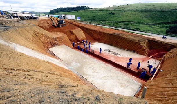 O governo estadual anunciou que o Ministério da Integração liberou o restante dos recursos da Emenda da bancada de Pernambuco destinada às obras da Adutora do Agreste, no valor de R$ 58 milhões; o executivo informou que, no final de 2016, pediu à bancada que a emenda obrigatória fosse integralmente utilizada para dar continuidade às Adutora do Agreste; com esse repasse, 100% da emenda de bancada (no valor total de R$ 126 milhões) foi liberado dentro desse exercício
