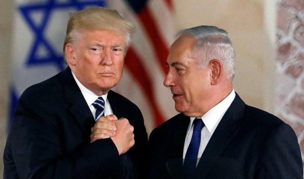 Israel e os EUA elaboraram um programa conjunto estratégico para conter o Irã durante um encontro secreto, informou o Canal 10 israelense. Durante a visita, os israelenses se encontraram com seus colegas do Departamento de Defesa e inteligência norte-americanos