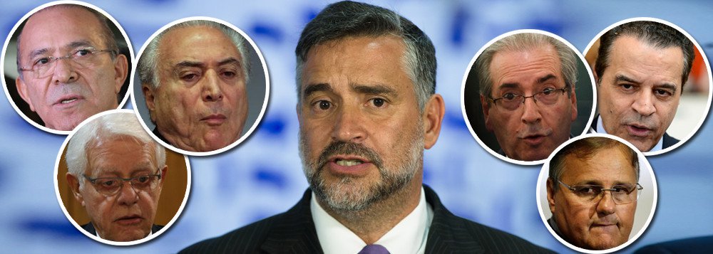 Em seu perfil no Twitter, o deputado federal Paulo Pimenta (PT-RS) criticou a intervenção federal no Rio de Janeiro e pediu a renúncia de Michel Temer; "Um chefe de quadrilha não tem autoridade moral para chefiar um País, muito menos de coordenar uma ação necessária e urgente de combate ao crime organizado. Temer deveria renunciar imediatamente, permitir que as eleições fossem antecipadas e repactuar o Brasil com eleições gerais", escreveu o parlamentar