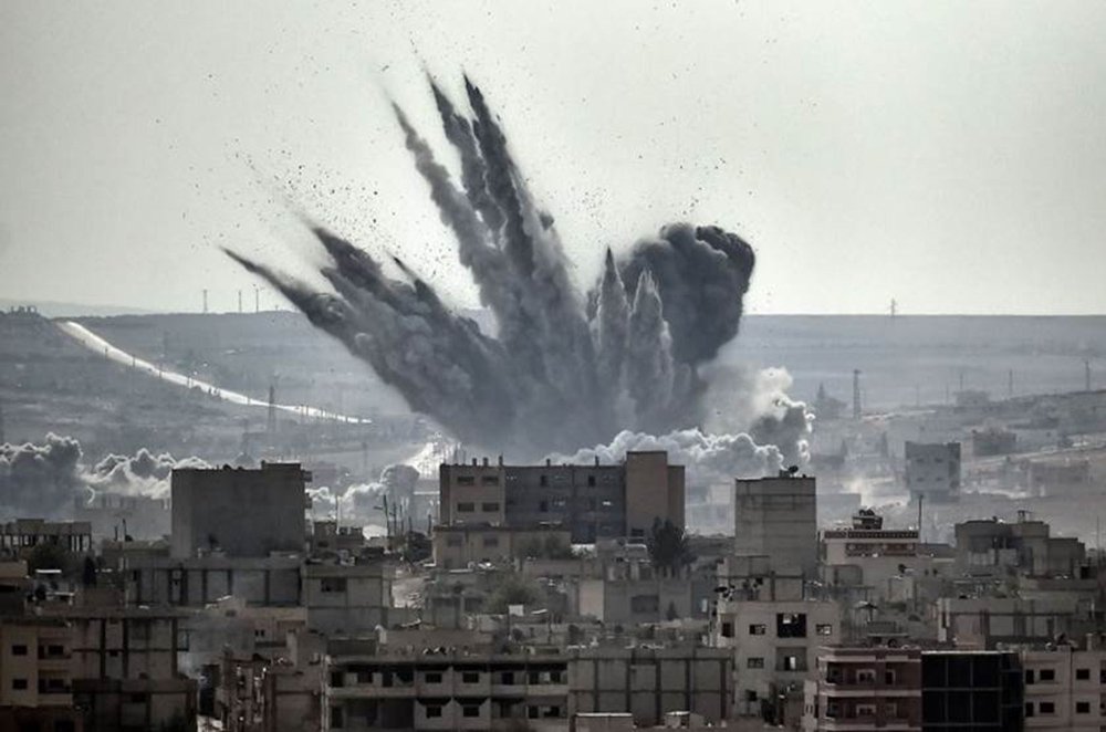 Mais de 40 civis, entre eles 13 menores e três mulheres, morreram nesta terça-feira (20) em ataques aéreos e de artilharia contra diferentes partes de Ghouta Oriental, o principal reduto opositor dos arredores de Damasco, segundo o Observatório Sírio de Direitos Humanos; Defesa Civil da Síria, que faz serviços de resgate em áreas fora do controle do governo, informou no Twitter a morte de 24 civis em 15 bombardeios e dezenas de disparos de artilharia contra Al March, onde se localiza Otaya