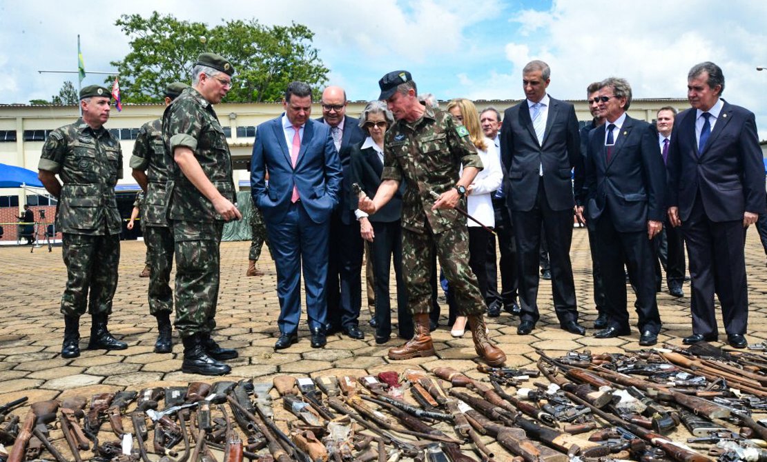 O governador Marconi Perillo, o vice-governador Zé Eliton e a presidente do Supremo Tribunal Federal (STF), ministra Cármen Lúcia, acompanharam, nesta sexta-feira, 09, no Comando de Operações Especiais do Exército, em Goiânia, a destruição de armas que estavam sob o poder do Judiciário goiano; presidente do Tribunal de Justiça do Estado de Goiás (TJ-GO), desembargador Gilberto Marques; procurador-geral de Justiça, Benedito Torres; e o secretário de Segurança Pública, Ricardo Balestreri, também acompanharam a ação; a destruição das 25.039 armas pelo Exército atende à determinação da ministra que, em visita a Goiânia no dia 08 de janeiro, determinou "a rápida apreensão de todas as armas que estão em poder de juízes de comarcas e de fóruns"