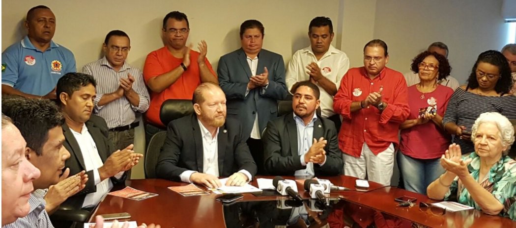 Na manhã desta sexta-feira (19) foi lançada na Assembleia Legislativa do Maranhão, a “Frente Parlamentar em Defesa Democracia e do Direito de Lula ser Candidato”; a Frente foi proposta pelo deputado Zé Inácio (PT) e contou com o imediato apoio dos seus pares, inclusive do presidente da Casa, o deputado Othelino Neto (PCdoB) (Foto: Charles Nisz) Na manhã desta sexta-feira (19) foi lançada na Assembleia Legislativa do Maranhão, a “Frente Parlamentar em Defesa Democracia e do Direito de Lula ser Candidato”; a Frente foi proposta pelo deputado Zé Inácio (PT) e contou com o imediato apoio dos seus pares, inclusive do presidente da Casa, o deputado Othelino Neto (PCdoB)