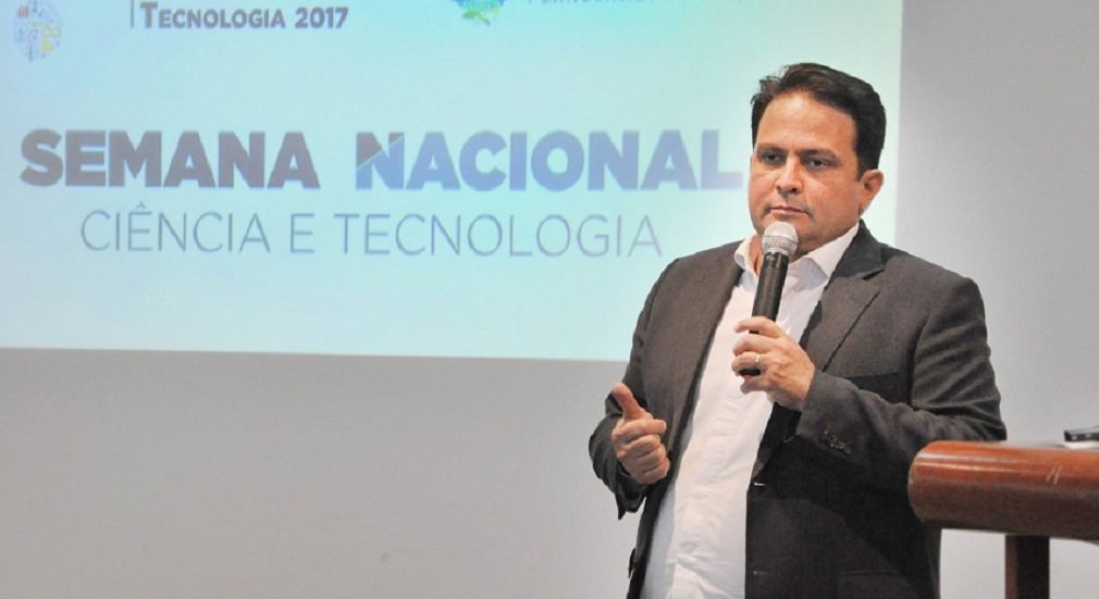 Depois de um ano como prefeito de Anápolis, Roberto Naves (PTB) afirma que a sua gestão “superou expectativas”, dada a quantidade de dívidas que herdou da administração anterior; “Só nós é que sabemos o que foi chegar ao dia 15 de cada mês com pouco dinheiro para pagar o salário dos servidores”, relembra Naves; devido às circunstâncias que enfrentou, petebista acredita que o saldo de 2017 é bastante positivo; o prefeito diz também que as reclamações que fez ao governo semanas atrás surtiram efeito, porque as obras que o Estado realiza no município voltaram a ser realizadas no ritmo que a população espera