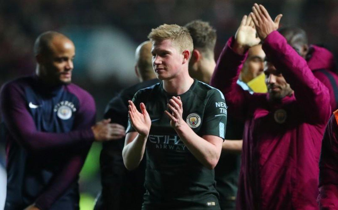 O Manchester City alcançou a final da Copa da Liga, destruindo as esperanças do Bristol City, da segunda divisão, quando o líder do Campeonato Inglês venceu por 3 x 2, após fazer 2 x 1 no jogo de ida; o City parecia se encaminhar para uma vitória tranquila ao abrir 2 x 0 com gols de Leroy Sane e Sergio Aguero, mas o rival então se recuperou