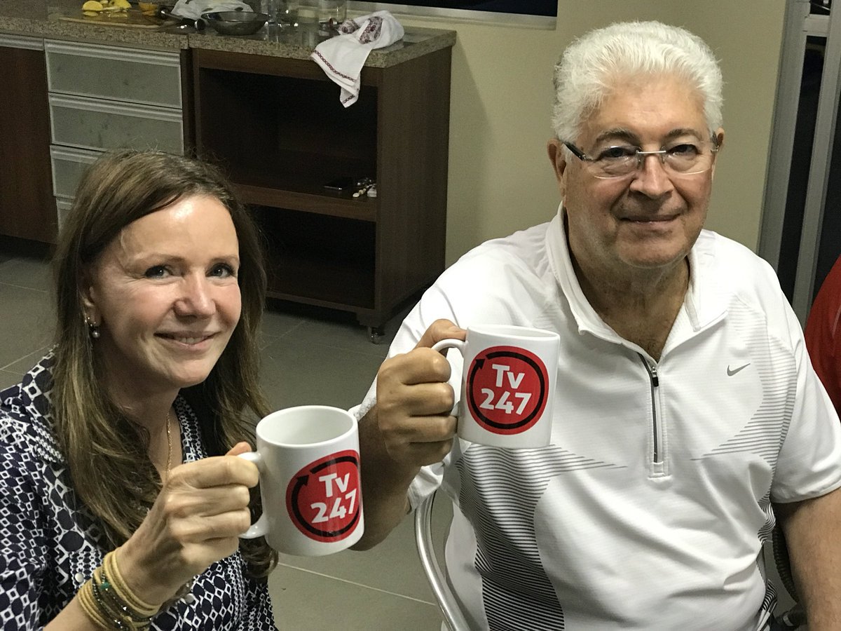 O senador Roberto Requião (MDB-PR) postou neste sábado 6, em seu Twitter, uma foto em que faz um brinde com a senadora Vanessa Grazziotin (PCdoB-AM) com a caneca da TV 247, que está à venda no Mercado Livre