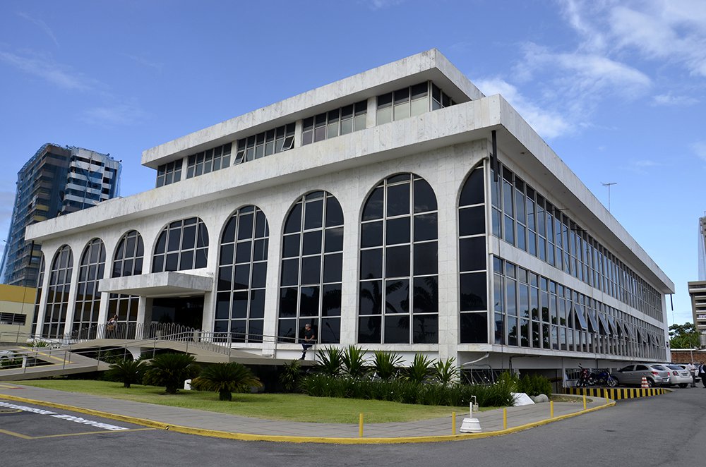 O Ministério Público de Alagoas (MP/AL) instaurou procedimento preparatório de inquérito para apurar a denúncia sobre uma funcionária do Tribunal de Contas do Estado (TCE) que continuou “recebendo” aposentadoria paga pelo órgão por mais de dois anos mesmo após o seu falecimento, ocorrido em 2015; informações já foram solicitadas ao Tribunal de Contas e as respostas devem ser entregues esta semana para que o caso tenha encaminhamento