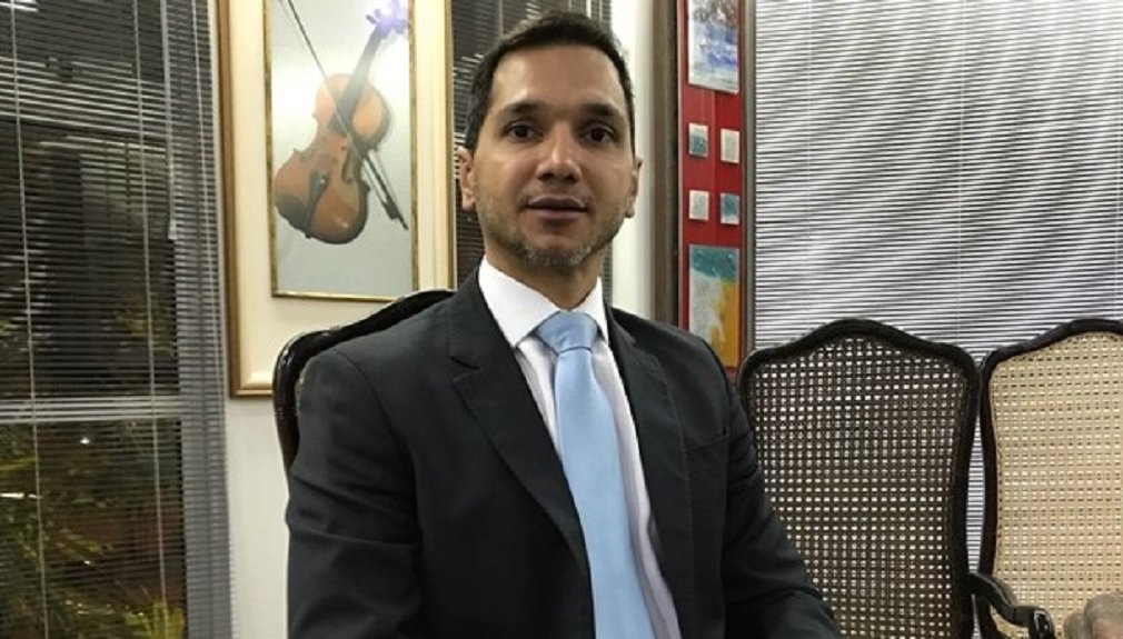 Advogado Pedro Paulo de Medeiros surge como a aposta de três grupos para desbancar o atual presidente da OAB-GO, Lúcio Flávio Paiva; "Para convergir, tivemos que encontrar o que nos unia. E o que nos une é o interesse de ver a Ordem sendo administrada para os advogados, e não para os interesses pessoais de um grupo”; Gastos estratosféricos com publicidade, fazendo propaganda da OAB como se fosse uma mercadoria, uma loja de departamentos que precisa aparecer para vender serviços”, disse o advogado em referência à atual gestão