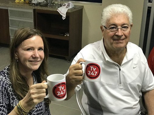 O senador Roberto Requião (MDB-PR) postou neste sábado 6, em seu Twitter, uma foto em que faz um brinde com a senadora Vanessa Grazziotin (PCdoB-AM) com a caneca da TV 247, que está à venda no Mercado Livre