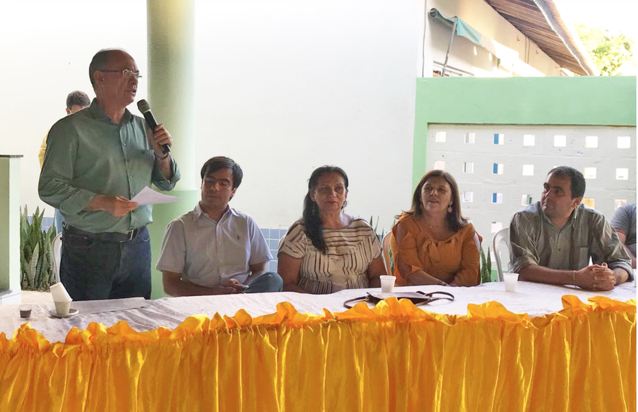 Mais de mil famílias dos municípios de Cruz, Paracuru e Crateús foram beneficiadas com o Cartão Mais Infância, projeto do Gabinete da Primeira-Dama do Governo Do Ceará. Os beneficiados receberão R$ 85 mensais até o fim deste ano. “Além do reforço de renda que as famílias recebem, está sendo feito todo o acompanhamento e os pais e mães das famílias beneficiadas vão receber capacitação pelo Estado para que eles possam ter mais opções de emprego e renda”, afirmou o secretário da Casa Civil, Nelson Martins