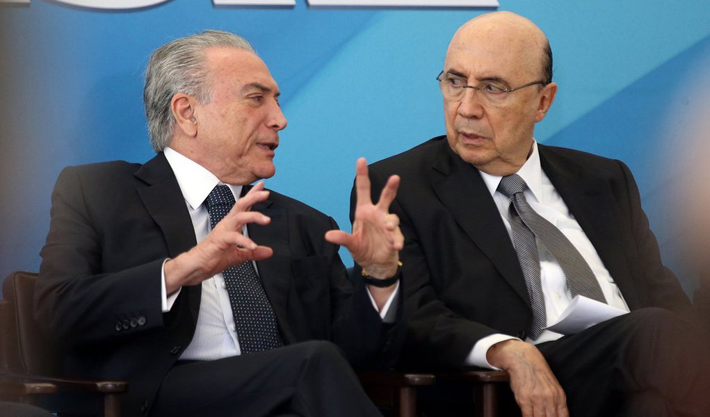 Sem correção há três anos, a tabela do Imposto de Renda Pessoa Física (IRPF) passará mais um ano sem reajuste, segundo a Receita Federal. Para este ano, a faixa de isenção continuará em vigor apenas para quem recebe até R$ 1.903,98; de acordo com cálculos do Sindifisco, defasagem acumulada da tabela do Imposto de Renda entre 1996 e 2017 chega a 88,4%, e ela tivesse sido reposta, a faixa de isenção para o IR seria aplicada para quem ganha até R$ 3.556,56