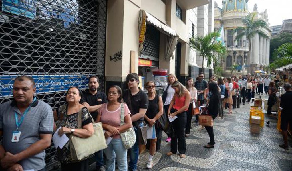 A prefeitura de Petrópolis, na região serrana do Rio, manterá o fornecimento da dose única da vacina contra a febre amarela, 0,5 mililitro (ml), estabelecida pela Organização Mundial da Saúde como proteção contra a doença para a vida toda; ao contrário de outras 15 cidades do estado que terão de fracionar as doses, com proteção por até oito anos, o município não foi convocado para o esquema de fracionamento da vacina