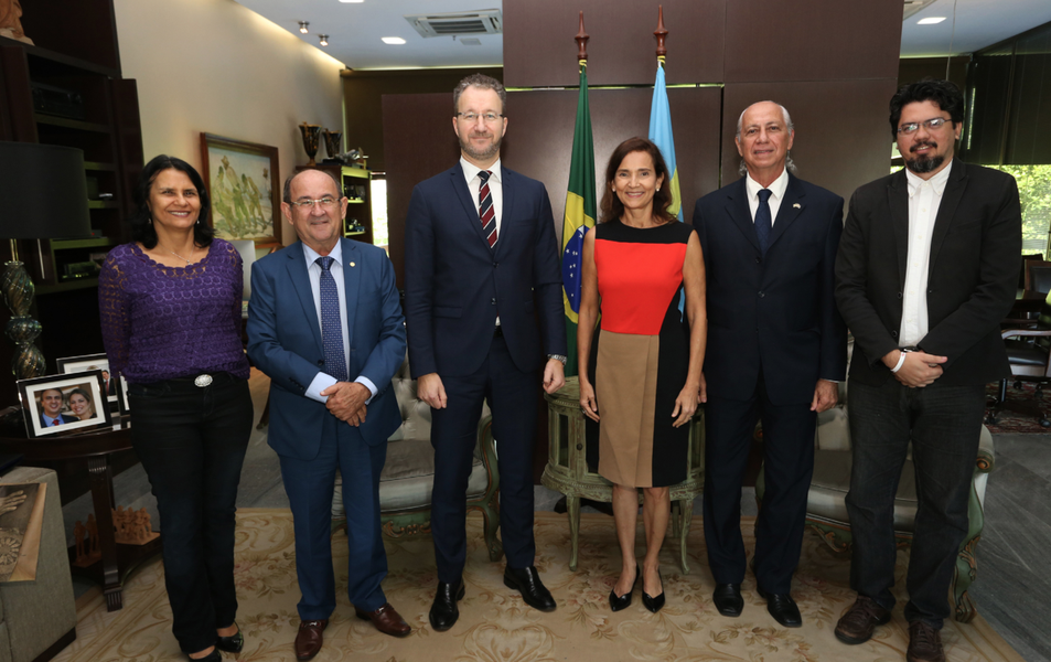 A governadora em exercício do Ceará, Izolda Cela, recebeu nesta quarta (11) o embaixador da Suécia no Brasil, Per-Arne Hjelmborn. O encontro teve como objetivo iniciar diálogos para estreitar relações comerciais e projetar futuras parcerias em políticas sociais. Entre os assuntos discutidos estão ações de sustentabilidade; o investimento em campanhas contra o assédio sexual infantil; novas políticas do Pacto por um Ceará Pacífico; e a possibilidade de investimento sueco para o Centro de Formação Olímpica do Nordeste (CFO)