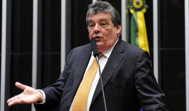 Pré-candidato ao Senado, o deputado federal Sílvio Costa (Avante-PE) defendeu criticou a condenação do ex-presidente Lula pelo TRF4, com sede em Porto Alegre, no processo envolvendo o triplex no Guaruja; o parlamentar afirmou que o petista foi condenado "sem ter sido apresentado uma prova de sua culpa"; o congressista considerou que os três desembargadores julgaram e condenaram o ex-presidente com base em "ilações"; "Não há prova de que o triplex é de Lula"