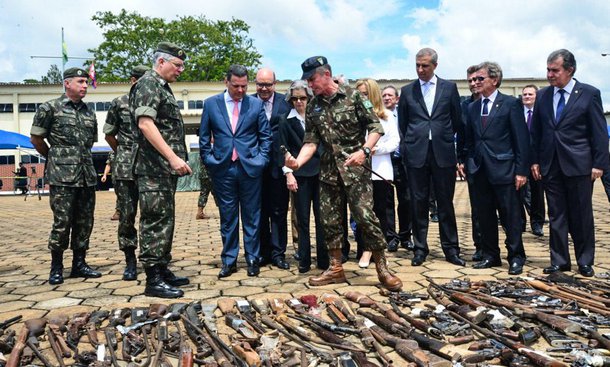 O governador Marconi Perillo, o vice-governador Zé Eliton e a presidente do Supremo Tribunal Federal (STF), ministra Cármen Lúcia, acompanharam, nesta sexta-feira, 09, no Comando de Operações Especiais do Exército, em Goiânia, a destruição de armas que estavam sob o poder do Judiciário goiano; presidente do Tribunal de Justiça do Estado de Goiás (TJ-GO), desembargador Gilberto Marques; procurador-geral de Justiça, Benedito Torres; e o secretário de Segurança Pública, Ricardo Balestreri, também acompanharam a ação; a destruição das 25.039 armas pelo Exército atende à determinação da ministra que, em visita a Goiânia no dia 08 de janeiro, determinou "a rápida apreensão de todas as armas que estão em poder de juízes de comarcas e de fóruns"
