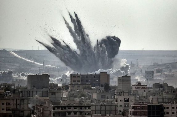Mais de 40 civis, entre eles 13 menores e três mulheres, morreram nesta terça-feira (20) em ataques aéreos e de artilharia contra diferentes partes de Ghouta Oriental, o principal reduto opositor dos arredores de Damasco, segundo o Observatório Sírio de Direitos Humanos; Defesa Civil da Síria, que faz serviços de resgate em áreas fora do controle do governo, informou no Twitter a morte de 24 civis em 15 bombardeios e dezenas de disparos de artilharia contra Al March, onde se localiza Otaya