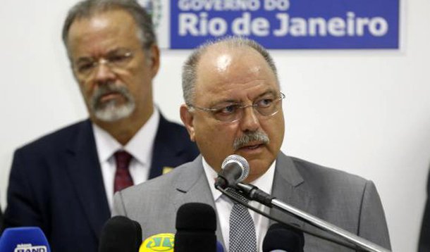 Ministro da Segurança Institucional, Sergio Etchegoyen, afirmou que o governo federal decidiu que não venderá o controle da Embraer à rival norte-americana Boeing, mas defendeu uma parceria entre as duas companhias; "O governo não cederá o controle acionário da Embraer. Como vai ser a parceria, ainda não sabemos", disse