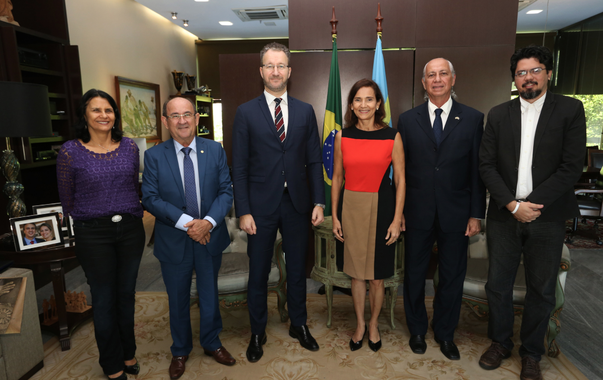 A governadora em exercício do Ceará, Izolda Cela, recebeu nesta quarta (11) o embaixador da Suécia no Brasil, Per-Arne Hjelmborn. O encontro teve como objetivo iniciar diálogos para estreitar relações comerciais e projetar futuras parcerias em políticas sociais. Entre os assuntos discutidos estão ações de sustentabilidade; o investimento em campanhas contra o assédio sexual infantil; novas políticas do Pacto por um Ceará Pacífico; e a possibilidade de investimento sueco para o Centro de Formação Olímpica do Nordeste (CFO)