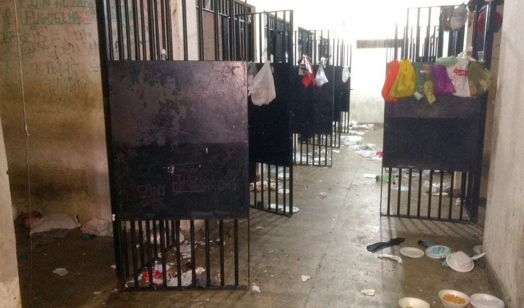 Um conflito entre presos de facções rivais provocou a morte de pelo menos 10 detentos na Cadeia Pública de Itapajé, na manhã desta segunda-feira (29). De acordo com a Secretaria de Justiça do Estado, a rebelião já foi controlada. O crime ocorre apenas dois dias depois da maior chacina do Ceará, em que homens armados invadiram uma festa no bairro Cajazeiras e mataram 14 pessoas