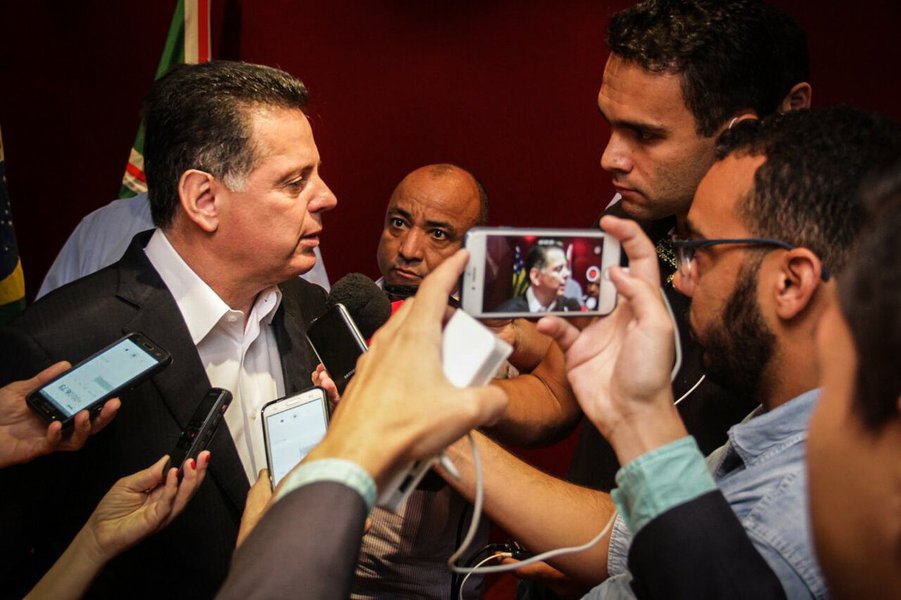 Em encontro profissionais da imprensa, o governador Marconi Perillo afirmou nesta semana que encerra o ano com "a sensação do dever cumprido" e de que integrou, em seus quatro mandatos, uma "frente de convergência, competência, honestidade, paz e seriedade comandada por trabalhadores, empresários e imprensa que inseriu Goiás no contexto global e na contemporaneidade"; "O Estado de Goiás definitivamente é o Estado da paz, do diálogo entre as instituições, do respeito com o outro, da fraternidade, solidariedade, do amor, da concórdia. Nesses quase 20 anos, Goiás se transformou. Goiás não é – e não será nunca – a oligarquia do chicote. A oligarquia do chicote ficou lá atrás, são outros tempos, porque os goianos não aceitam mais a oligarquia do chicote"