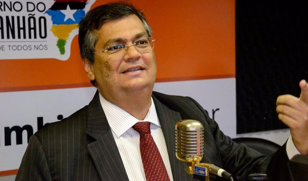 Flávio Dino (PCdoB), do Maranhão, foi um dos governadores nordestinos a assinar uma carta enviada ao presidente Michel Temer em que ameaça processar o ministro Carlos Marun (Secretaria de Governo) e os agentes públicos envolvidos em práticas como a liberação de verbas em troca de apoio à reforma da Previdência; na carta, os governadores chamaram o ato de “arbitrário”, ameaçaram recorrer ao Judiciário e afirmaram que não vão admitir tal estratégia que visa “extrair alinhamentos políticos, algo possível somente na vigência de ditaduras cruéis”
