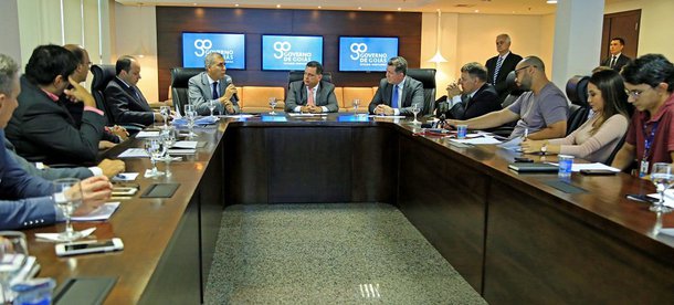 O exercício de 2017 foi coroado de êxito, sob todos os aspectos, graças às medidas adotadas ao longo de um período importante em que se estabeleceu uma mudança nos parâmetros de execução orçamentária”, afirmou o vice-governador Zé Eliton; segundo ele, esse esforço será mantido em 2018; “Pactuamos com o governador Marconi Perillo e com toda a equipe econômica estabelecer como agenda prioritária uma política fiscal extremamente austera, que possa garantir a saúde financeira do estado”, pontuou