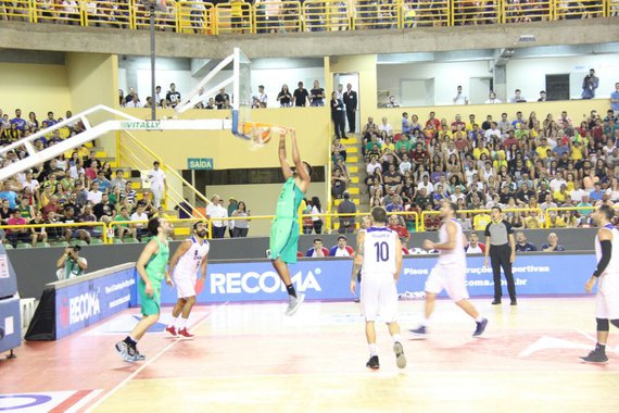 A passagem da seleção brasileira de basquete pela capital goiana foi especial e inesquecível; além de ter vencido as duas partidas, contra a Colômbia e o Chile, o Brasil atingiu no Goiânia Arena um recorde mundial de público nas classificatórias para a Copa do Mundo; na noite de domingo (25), o ginásio registrou a presença de 10.550 torcedores; segundo a Federação Internacional de Basquete (Fiba), nenhuma outra partida da competição reuniu mais pessoas