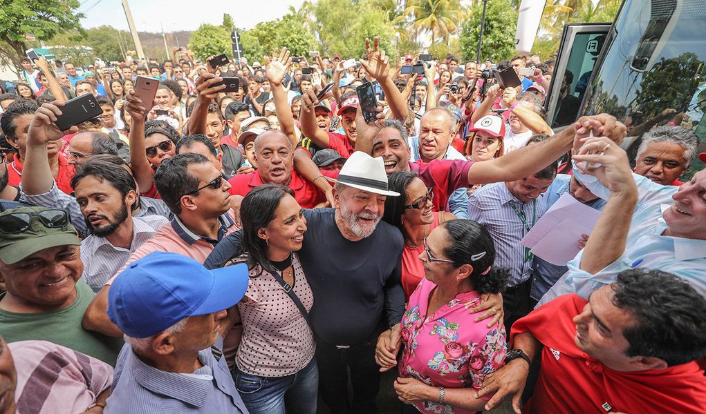 Colunista do 247 Tereza Cruvinel informa que enquanto Michel Temer fragiliza os pilares democráticos com a intervenção militar no Rio, tentando viabilizar-se como candidato à reeleição, o ex-presidente Lula desafia a perseguição e os planos golpistas lançando sua pré-candidatura a presidente  nesta quarta-feira, 21, em Belo Horizonte; "Este ato, no estado mais importante governado pelo PT, será o primeiro de uma série programada para as próximas semanas. Em 18 de março Lula começa uma nova caravana, agora pelos estados do Sul, que incluirão um encontro com o ex-presidente uruguaio Pepe Mujica em Porto Alegre. A ex-presidente argentina Cristina Kirchner também poderá encontrá-lo em alguma cidade da fronteira", diz Tereza