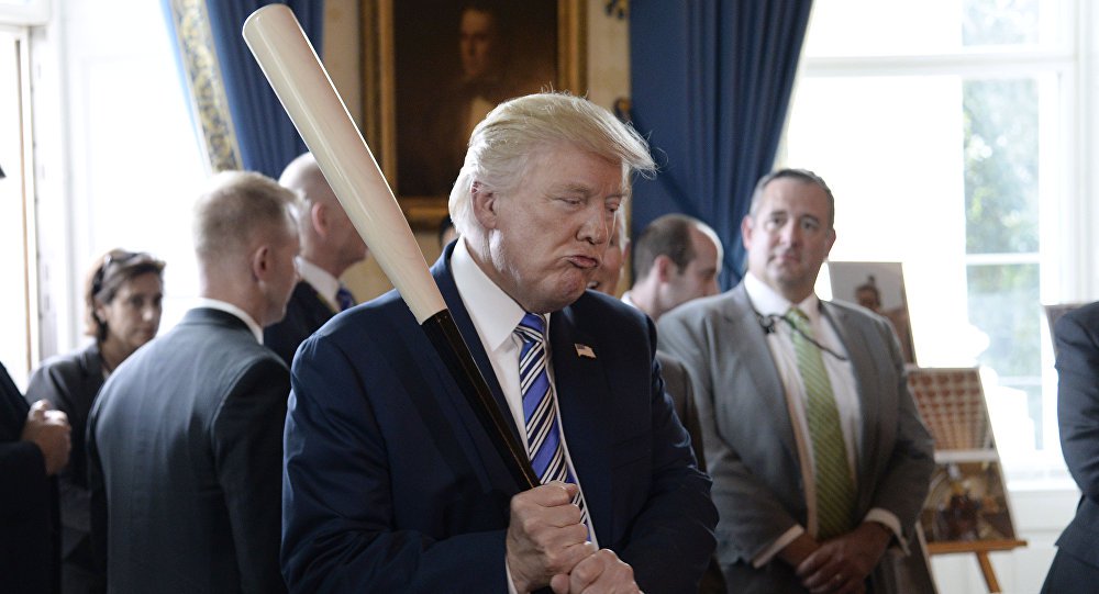 O presidente Donald Trump apresentou nesta segunda-feira (12) sua proposta de orçamento para o ano fiscal de 2019; com US$ 4,4 trilhões, o orçamento prevê cortes nos impostos e aumento no gasto militar; entre os destaques do orçamento, estão US$ 15,1 bilhões para modernizar o poder nuclear, US$ 13 bilhões para programas de aeronaves militares e US$ 1,6 bilhão para muro na fronteira com o México
