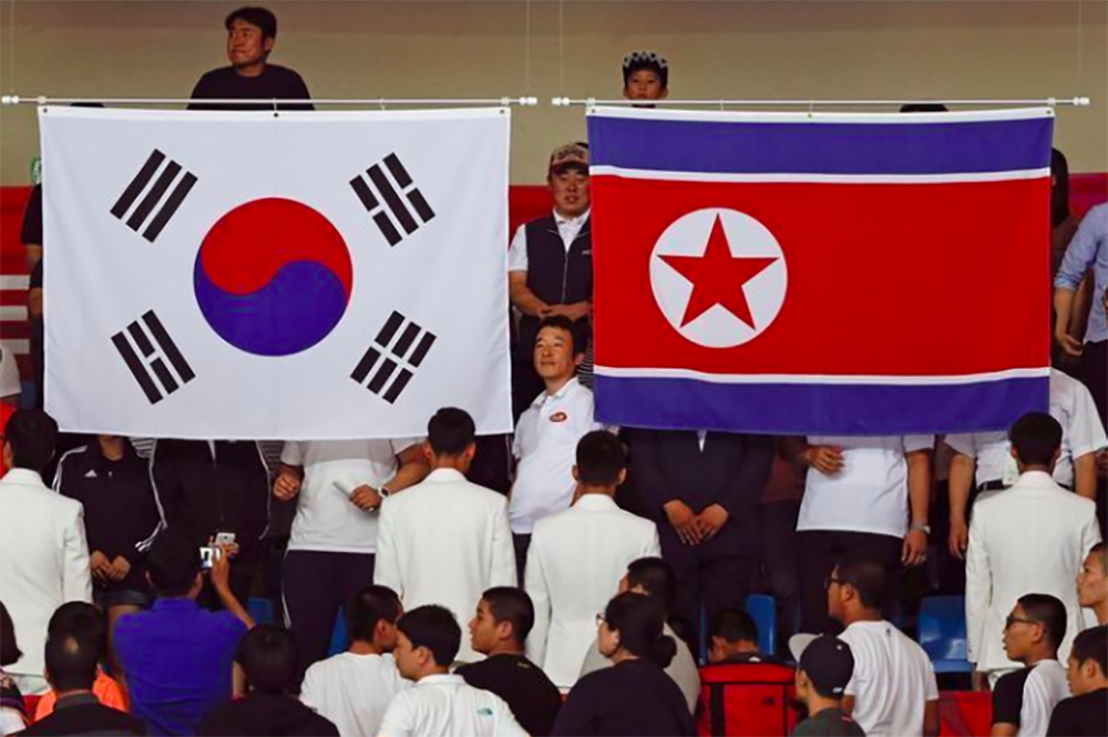 Coreia do Sul propôs conversas à Coreia do Norte nesta terça-feira, apesar do impasse resultante dos programas de armas norte-coreanos, um dia depois de o líder do regime de Pyongyang, Kim Jong Un, ter dito que está aberto a negociações, mas que seu país seguirá com a "produção em massa" de ogivas nucleares; "Esperamos poder discutir francamente interesses dos dois lados frente a frente com a Coreia do Norte, além da participação do Norte na Olimpíada de Inverno de Pyeongchang", afirmou o ministro da Unificação sul-coreano, Cho Myong-gyon